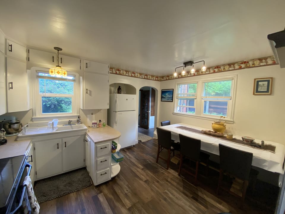 Kitchen/dining table