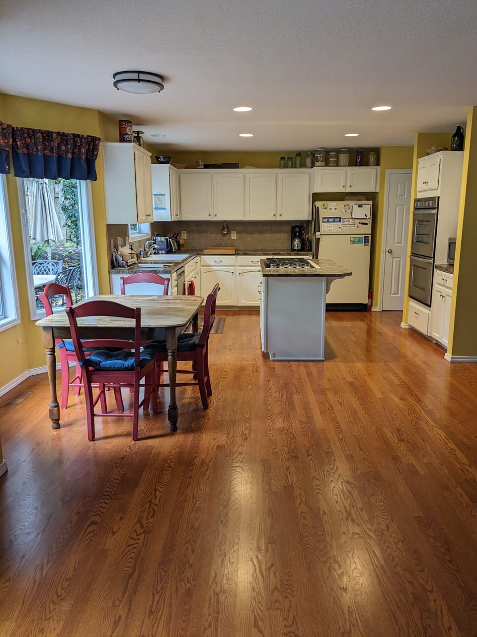 Gourmet Kitchen adjacent to family room
