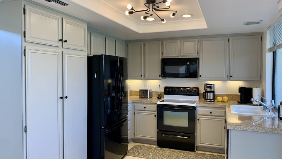 A fully stocked kitchen welcomes foodies, mixologists and coffee lovers alike.