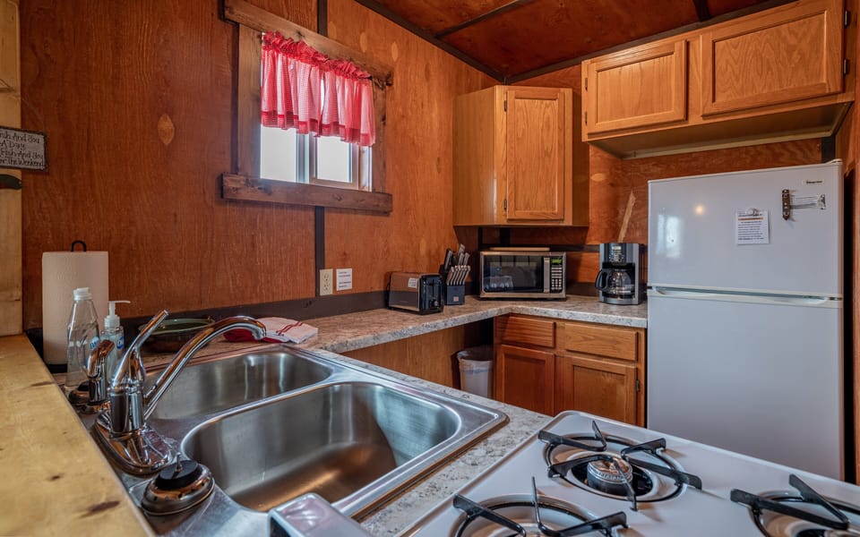 The well equipped kitchen has everything you need to easily prepare meals.