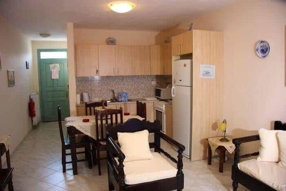 Indoor Lounge – Cozy Living Area with Sofa and TV
Small seating zone with classic furniture, suitable for winding down after a day out.


