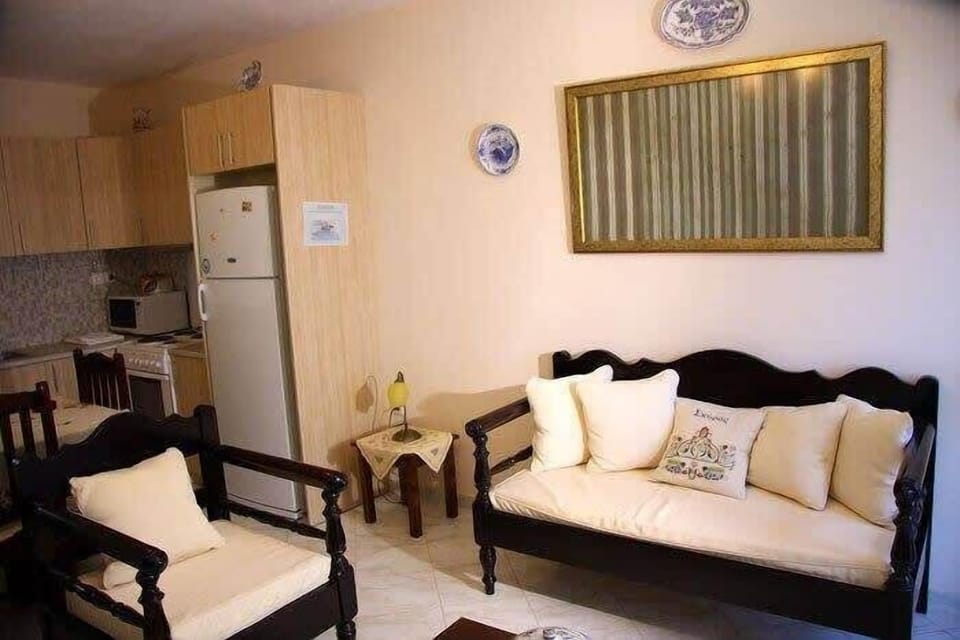 Indoor Lounge – Cozy Living Area with Sofa and TV
Small seating zone with classic furniture, suitable for winding down after a day out.