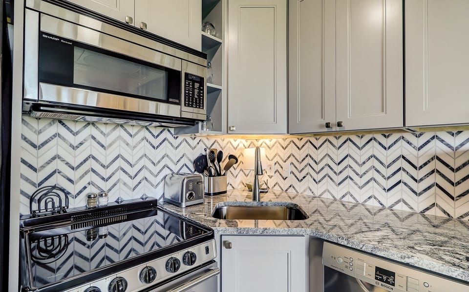 Sea Side Villa 122 Kitchen - The kitchen is fully equipped with new stainless appliances, glass top range, granite counters and tile backsplash.