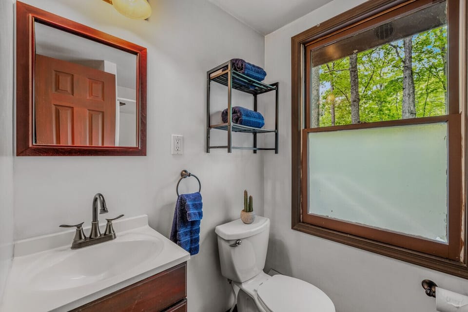 Full bathroom on the main level.
