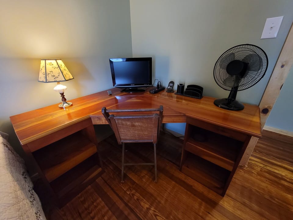 Private workstation in 4th bedroom