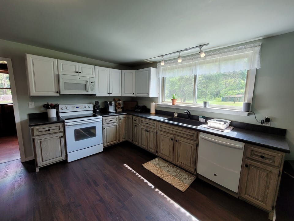 Kitchen w/ all new cabinets and appliances 
