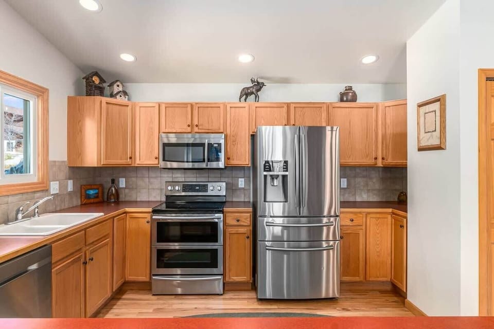 Full kitchen with double oven