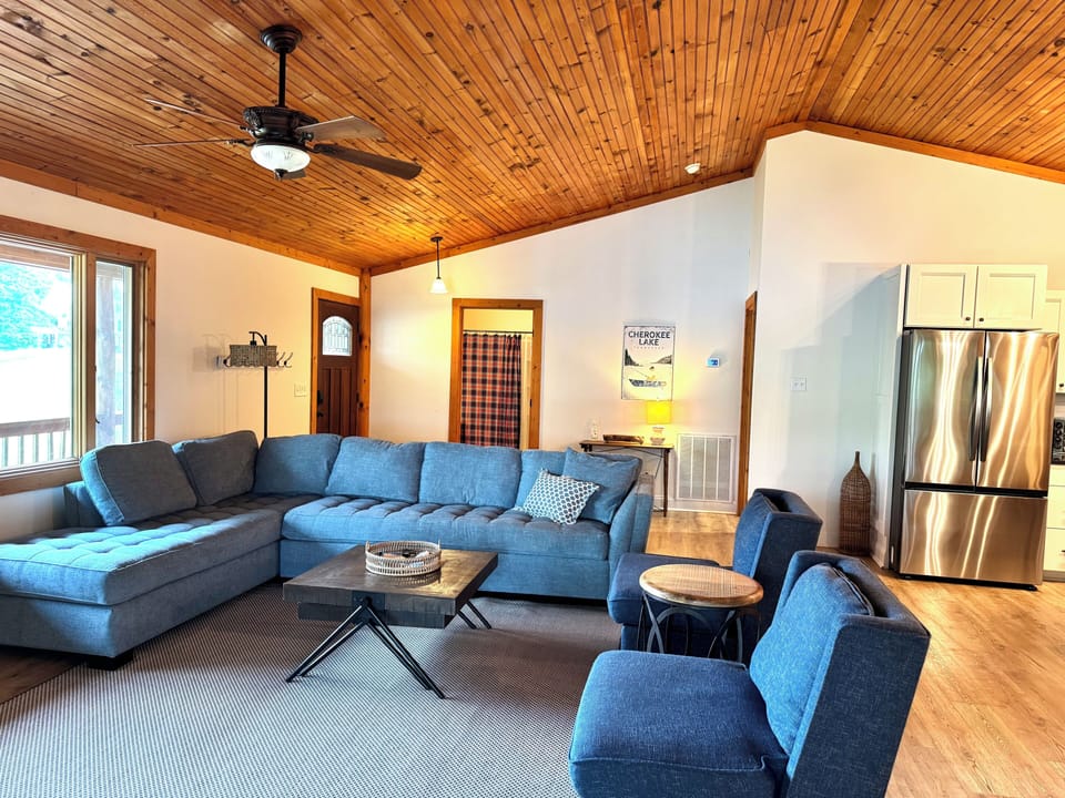 Plenty of room for family & friends to hang out!