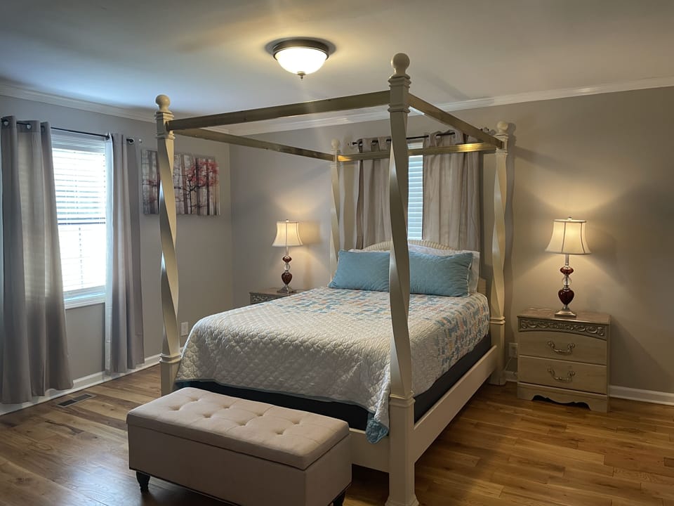 Master Bedroom ( Queen Size )