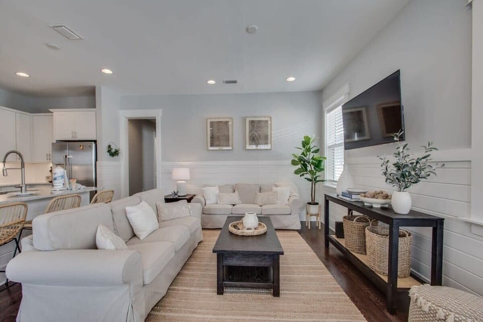 Living Area w/ Flat Screen TV