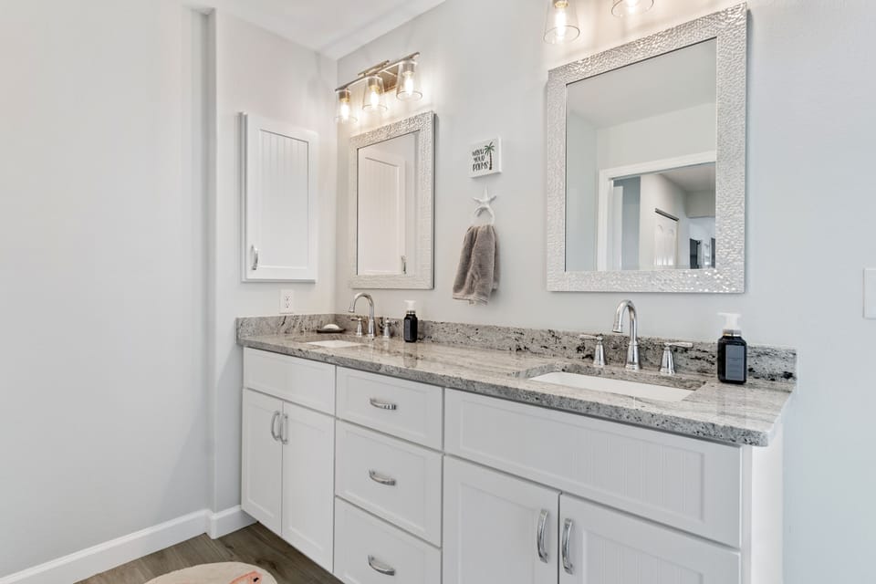 Master bath with dual sinks and granite
