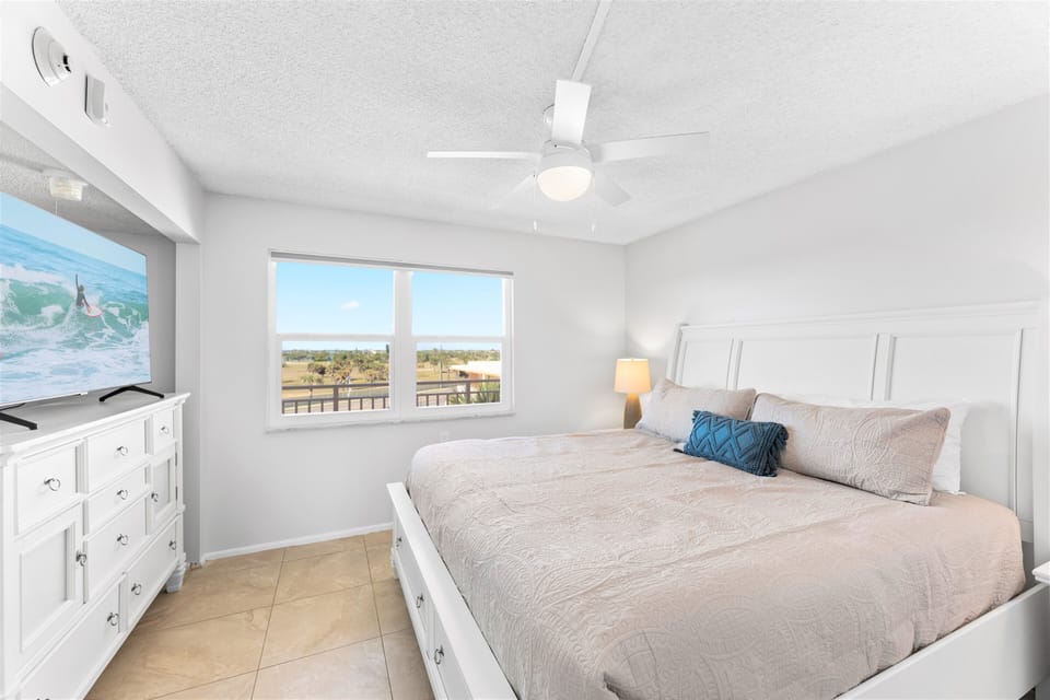 Guest bedroom: Plush king bed & TV