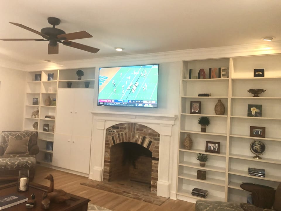 Smart tv with 1 Gb streaming wifi plus dish network.