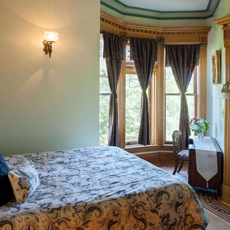 Maple Tree Room: Queen bed, jacuzzi tub only.