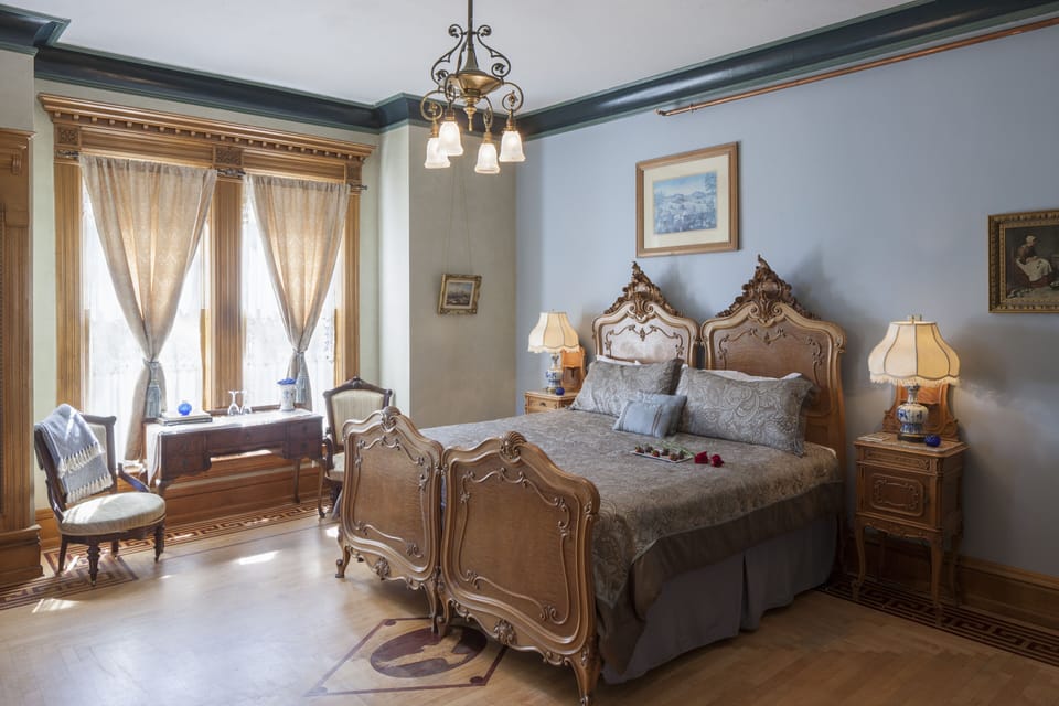 Dutch Room: King bed, tub & shower.