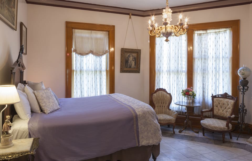 French Room: Queen bed, tub & shower. 