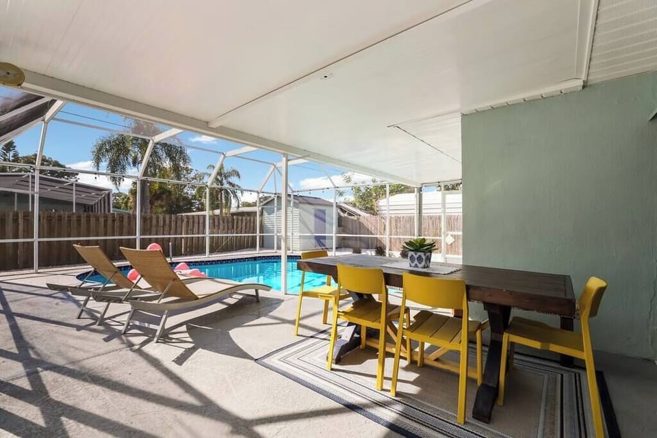 Outside/ Pool/ BBQ