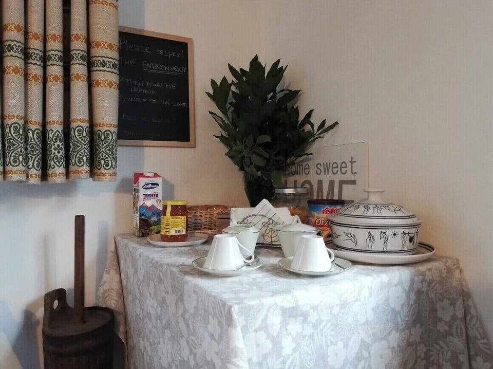 Angolo colazione con latte, caffè, biscotti e altre cose buone.