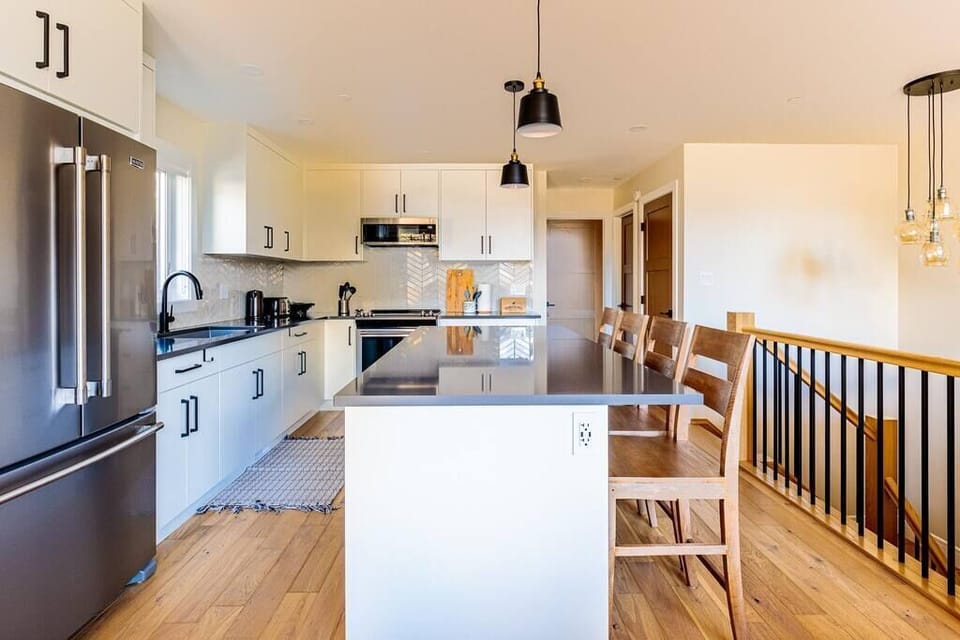 Relax with family and friends, cook up a storm, this kitchen has everything you need for the perfect vacation