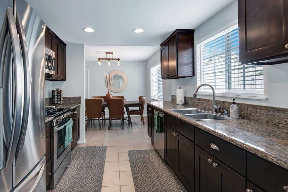 Fully Functional Granite Kitchen for your in house meals.