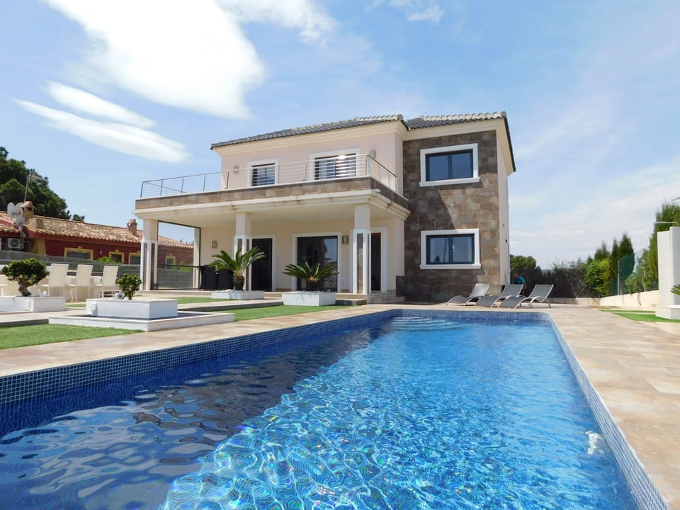 Villa & Pool 