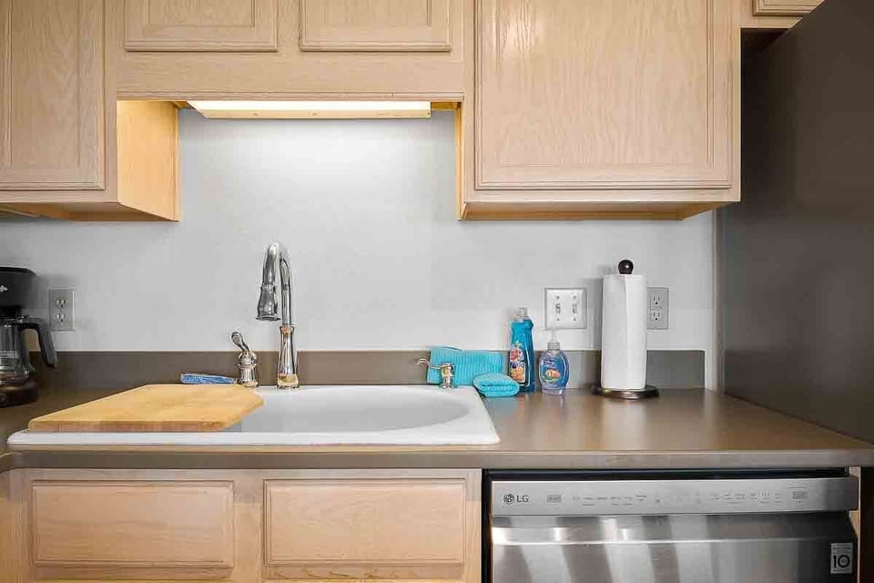 Kitchen also equipped with basic cleaning supplies to make celaning up easy