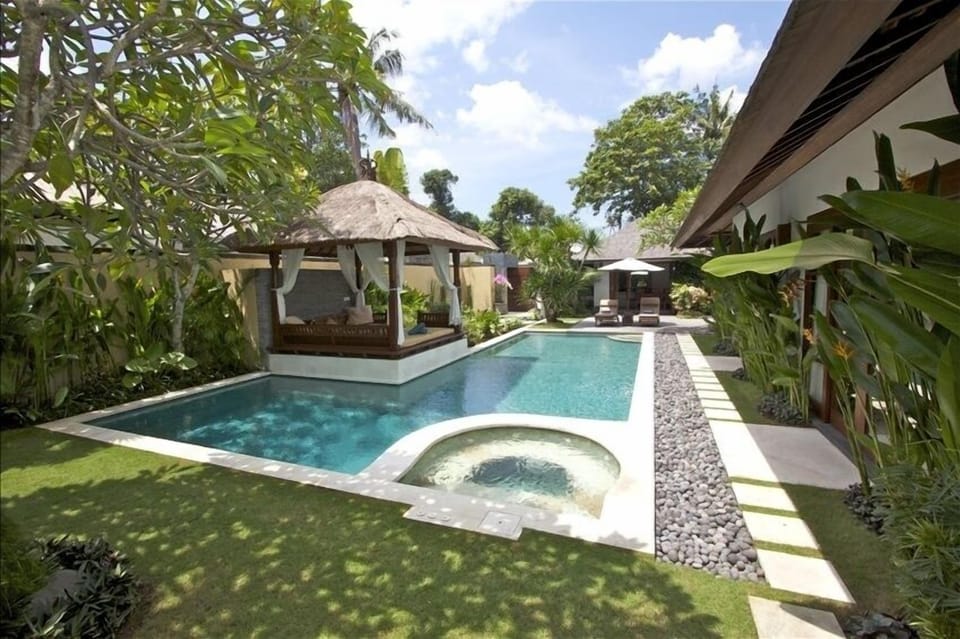 Villa Seriska Satu, Sanur Private swimming pool with jacuzzi and gazebo