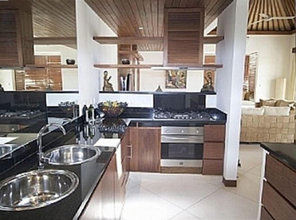 Villa Seriska satu, Sanur Fully equipped kitchen with high quality finishing