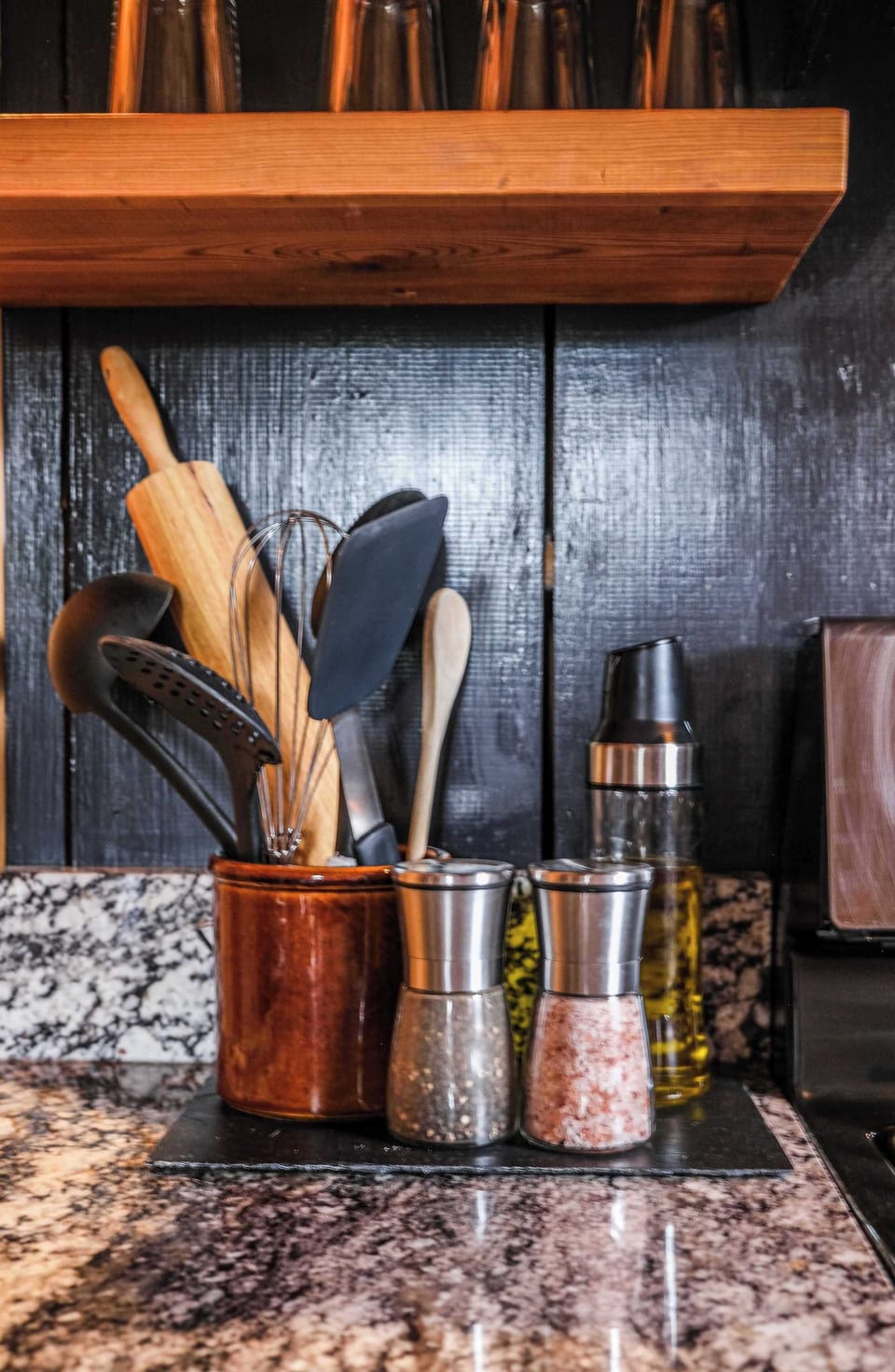 We stock all the basics you need to prepare a feast. EV olive oil, Himalayan pink salt and peppercorn grinders are in the well stocked kitchen.