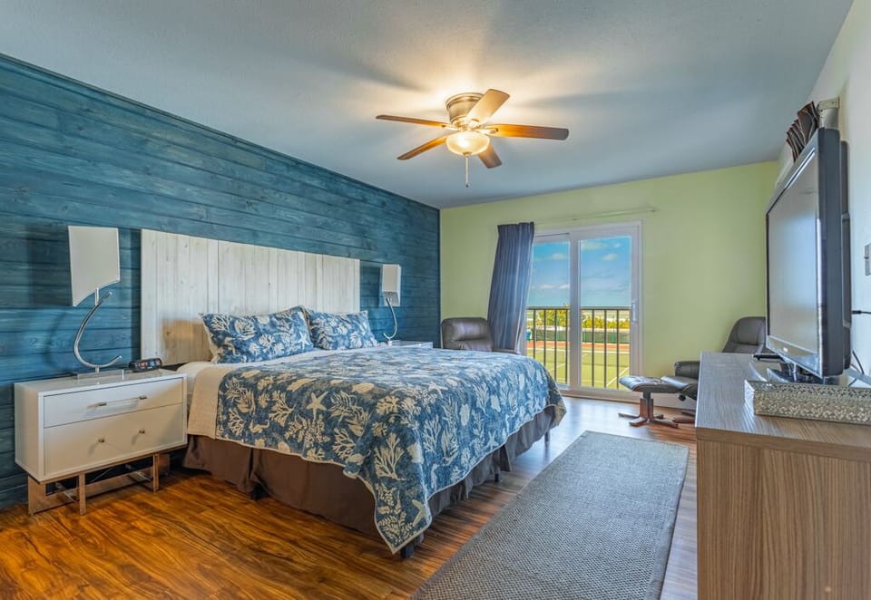 Master with Gulf views.