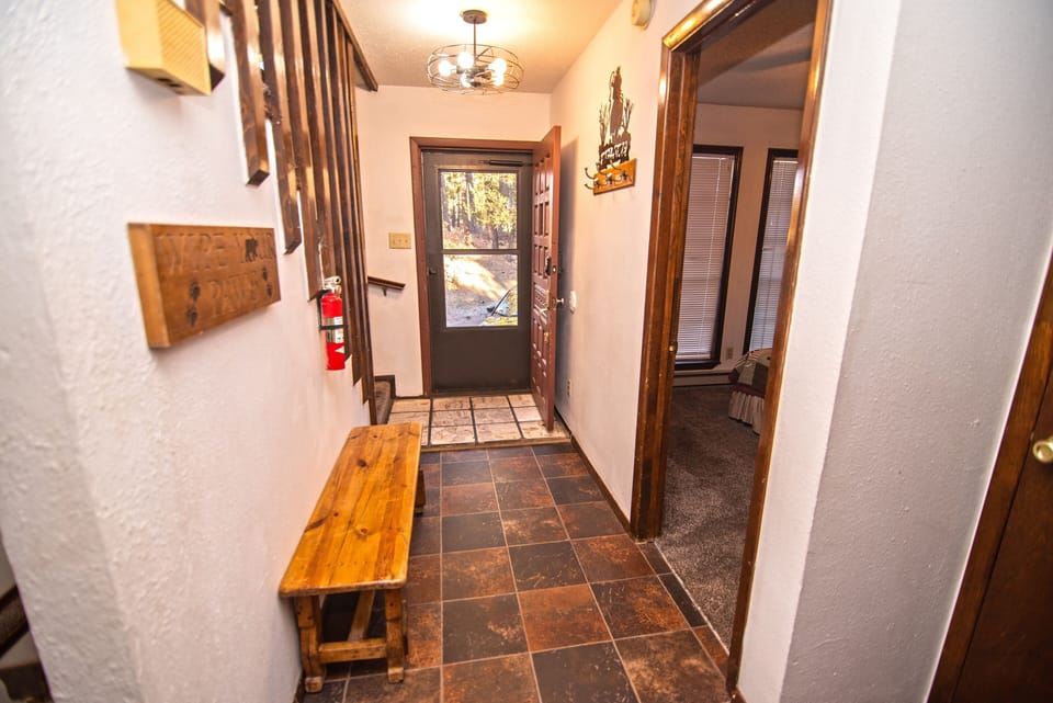 Flooring, Floor, Hardwood, Corridor, Indoors