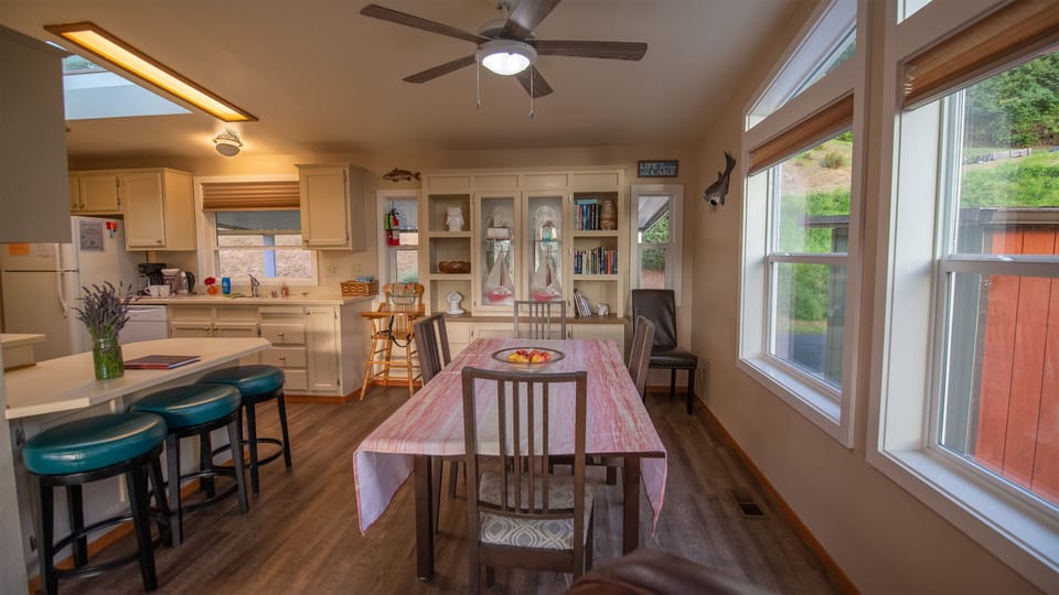 Dining room with seating for 6