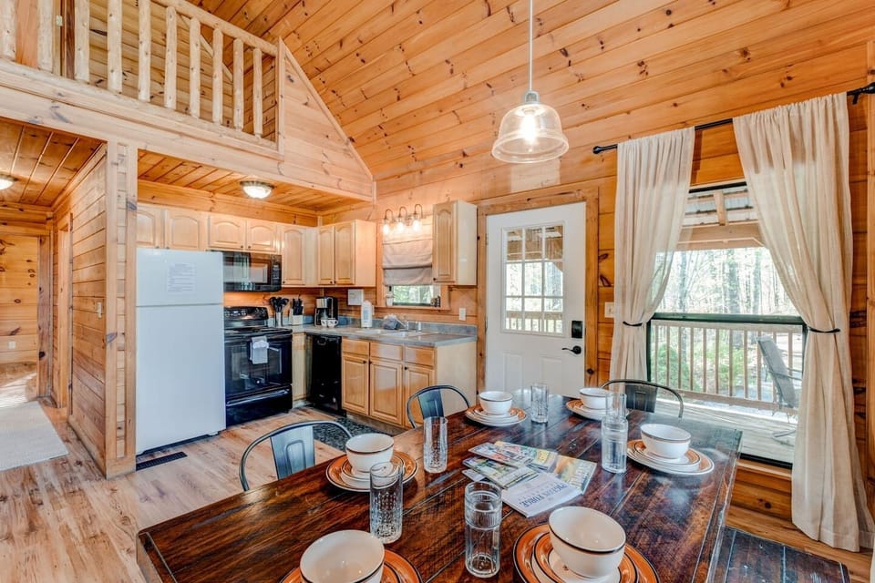 Cook, gather, and enjoy the forest views 🌲🍽️☀️