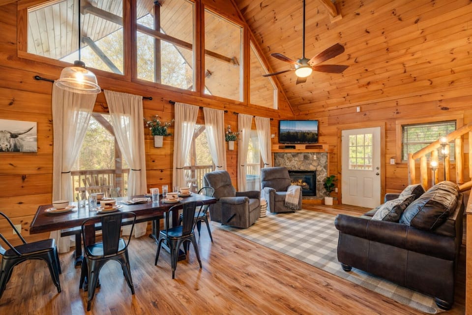 Enjoy meals with big windows + deck views 🌲☀️🍴