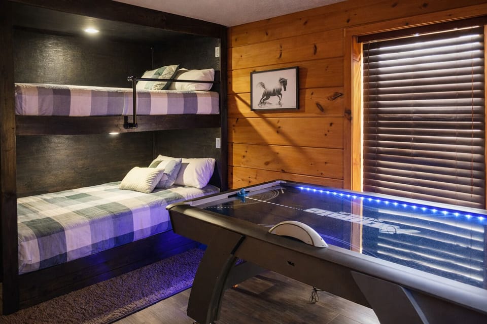Perfect for kids & teens—Queen bunks + air hockey table 👨‍👩‍👧‍👦🛏️🏒😄