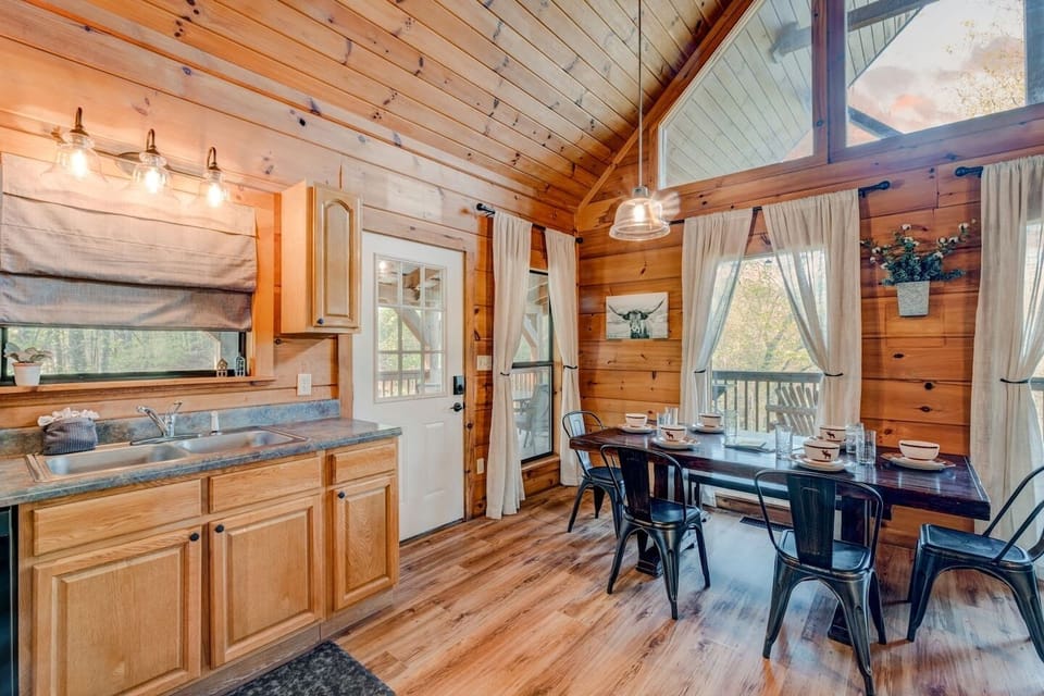 Enjoy meals with big windows + deck views 🌲☀️🍴