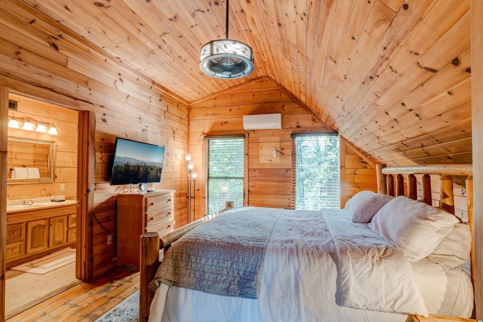 King bed + TV, with ensuite full bath 👑🛏️📺🚿✨
