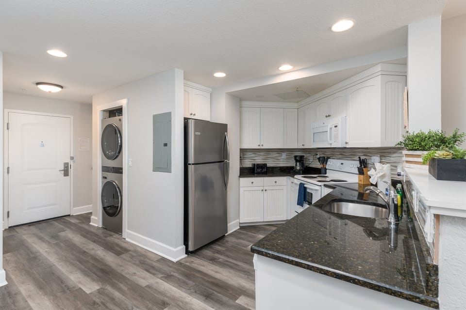 Fully equipped kitchen with stackable washer/dryer