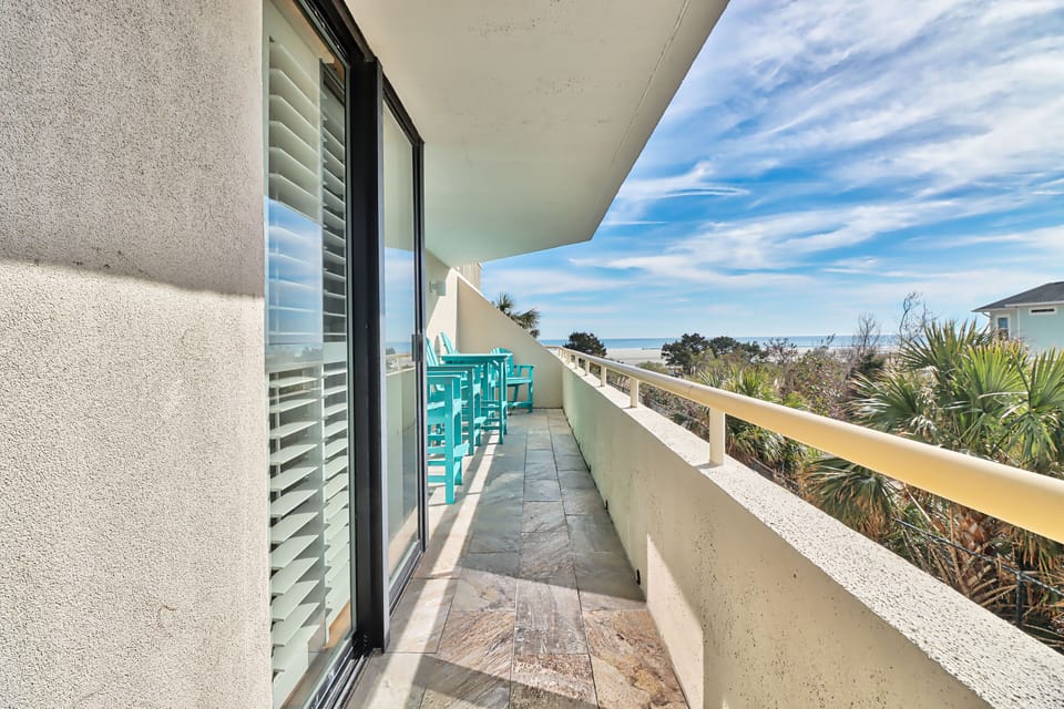 Large Wrap-A-Around Balcony, Fully Furnished 