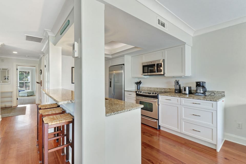 7 Lands End Rd - Kitchen (1st Floor)