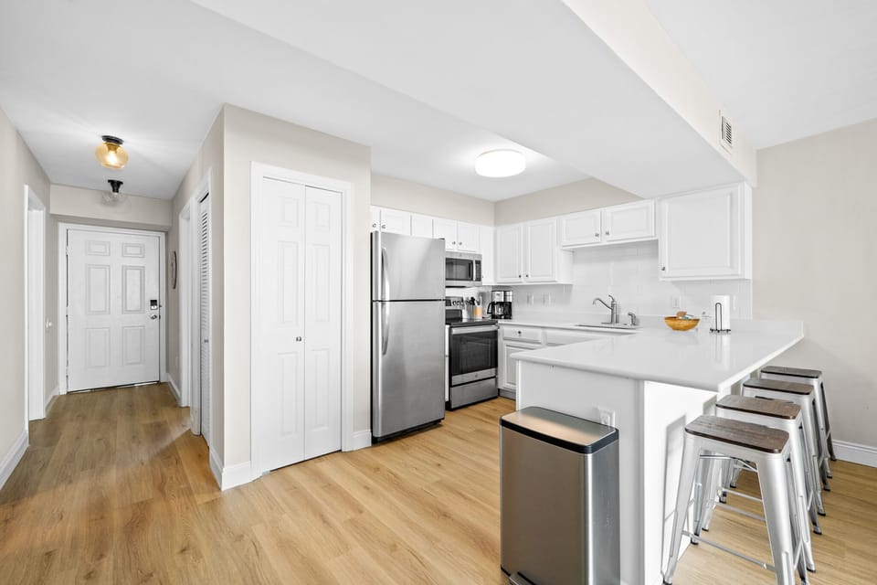 Kitchen peninsula with 4 barstool seats