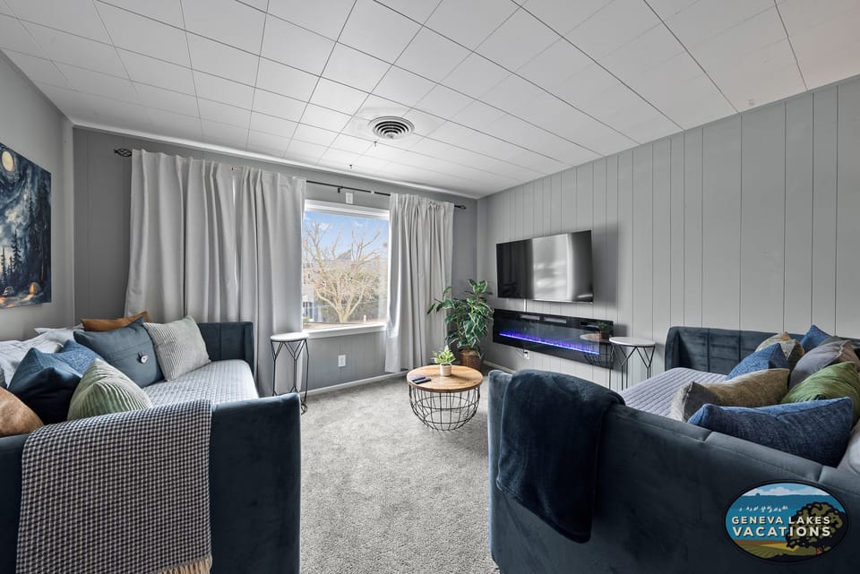 Living room with Smart T.V., electric fireplace and two twin daybeds with trundles (4 twins)