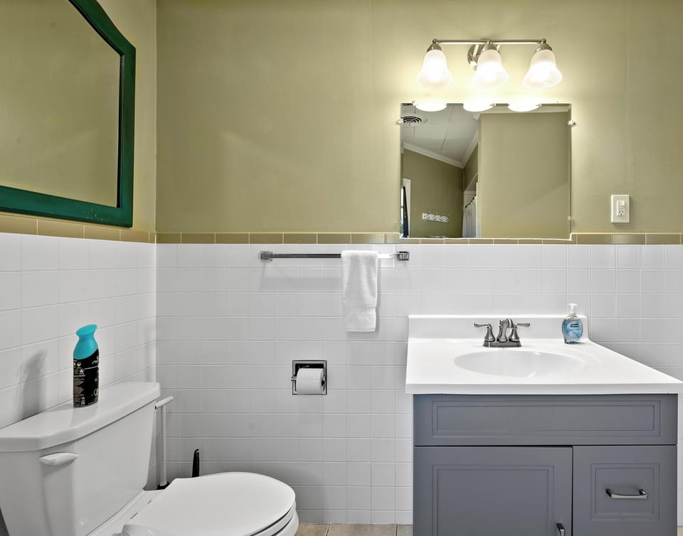 Full bathroom with shower/tub
