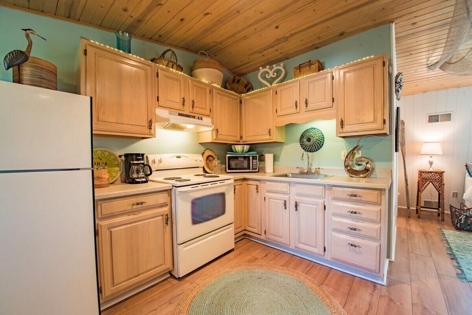 Fully equipped kitchen with coffee maker, oven, toaster, and refrigerator (no dishwasher)