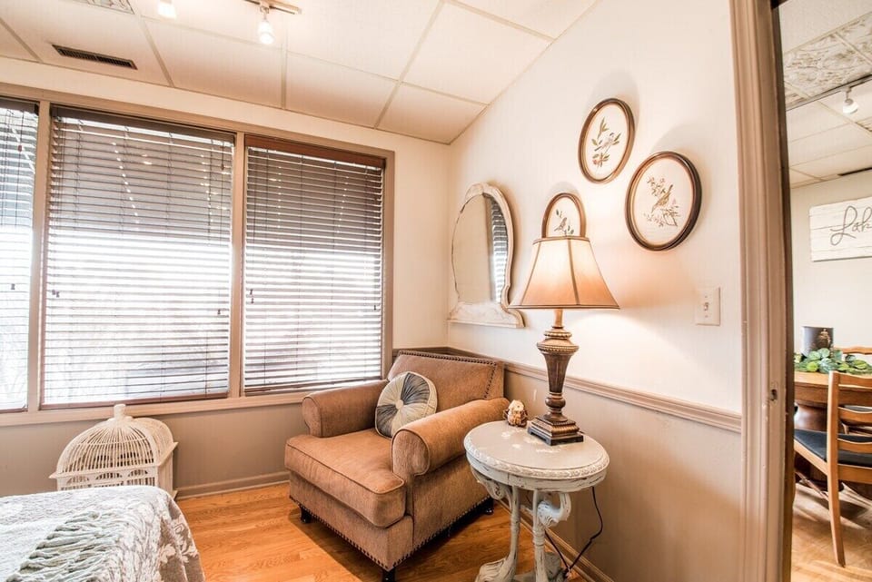 Sitting area in downstairs queen room