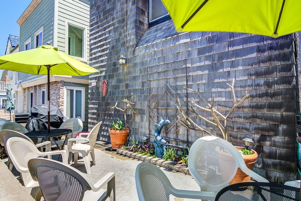 Guests have use of half of the front patio. The sister unit can be booked simultaneously upon availability. Contact our office for more details.
                