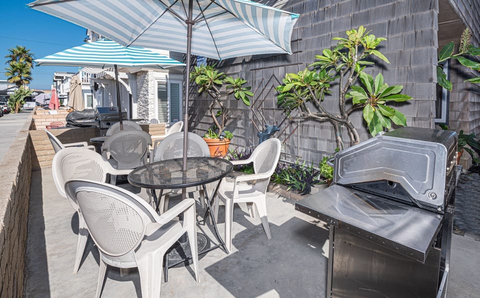 Arguably the best seats in the house! With the beach just four houses away, soak up the fresh ocean air alongside a good book or an evening refreshment.
                