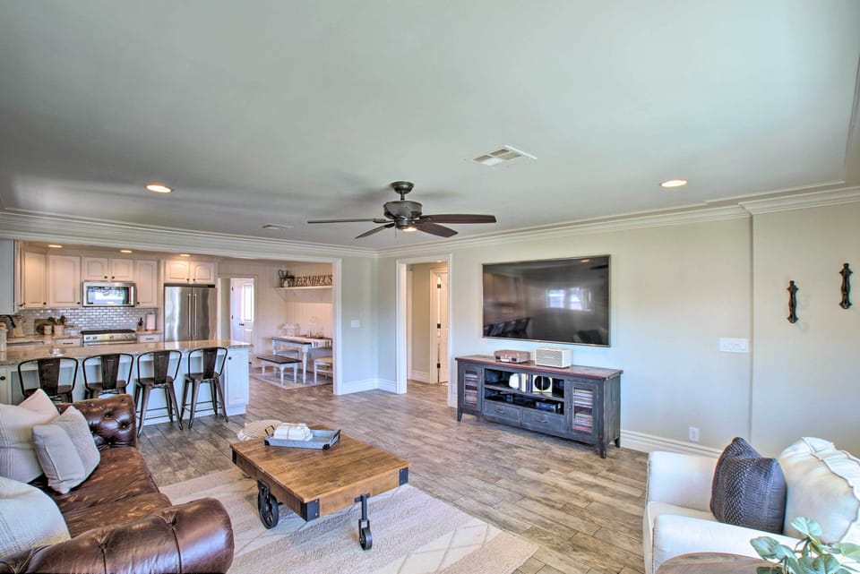 Living Room | Smart TV w/ Cable