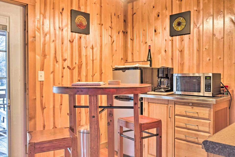 Kitchenette | Well-Equipped w/ Cooking Basics