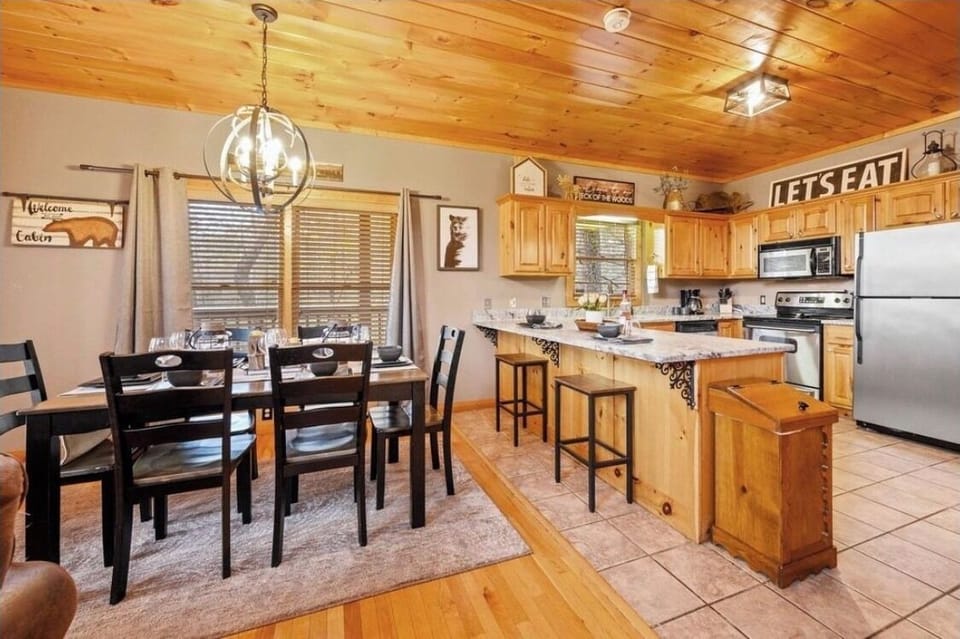 Fully stocked & updated kitchen
